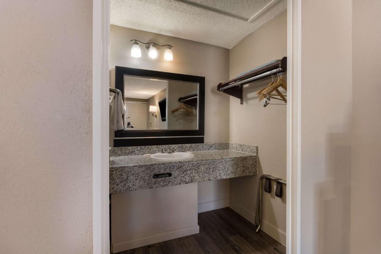 Rodeway Inn Charlotte Airport Area Экстерьер фото